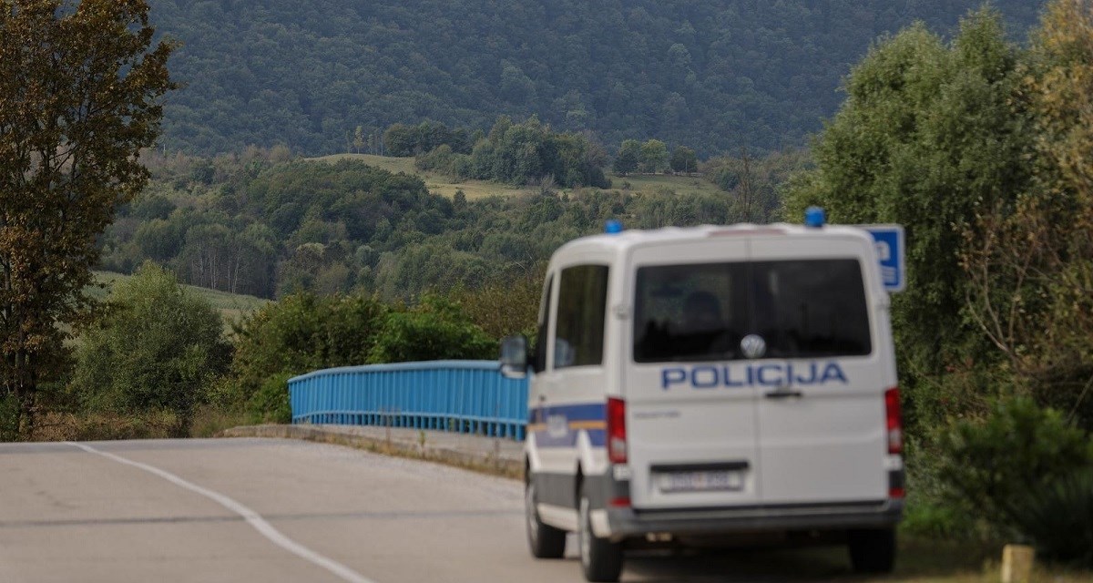 Mladić s mosta u Slunju ukrao hrvatsku zastavu udruge proizašle iz Domovinskog rata