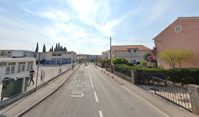 Maloljetnik u Trogiru motorom pokušao pregaziti policajca pa mu nudio 1000 eura mita