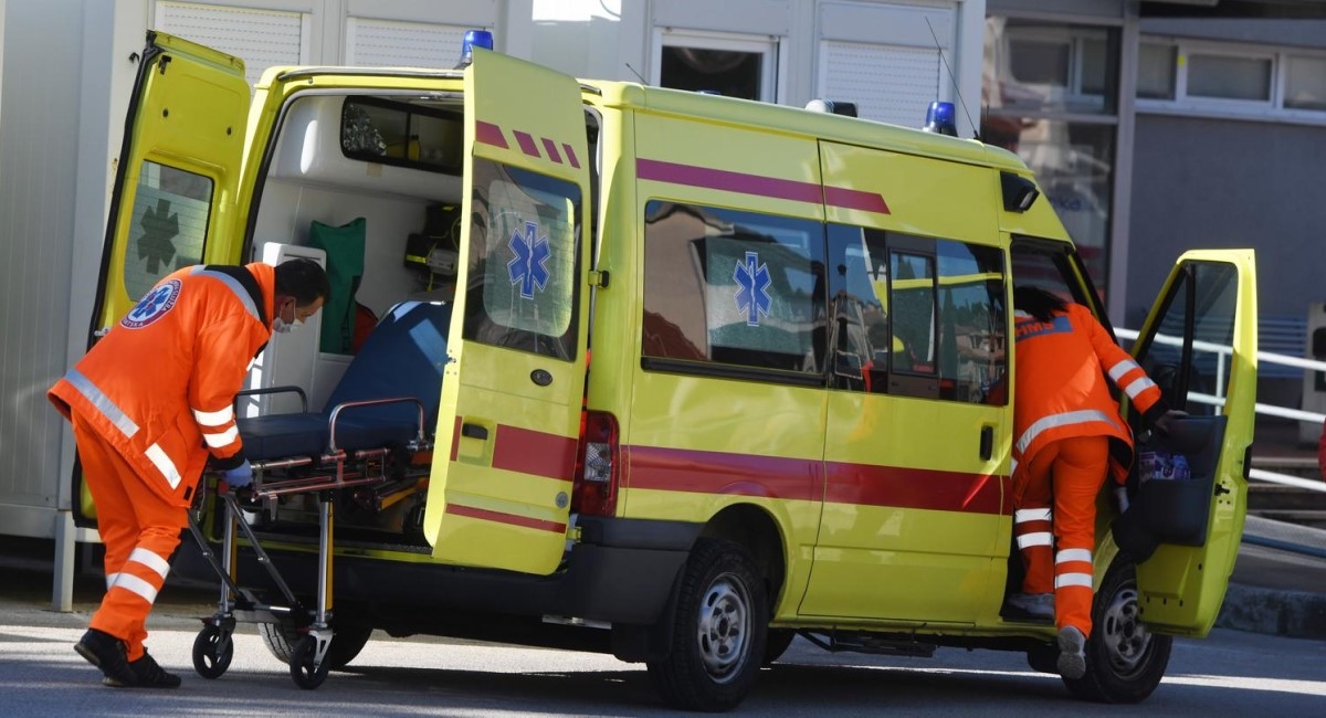 Pijani Britanac penjao se na balkon na Hvaru, pao i udario glavom. Bori se za život