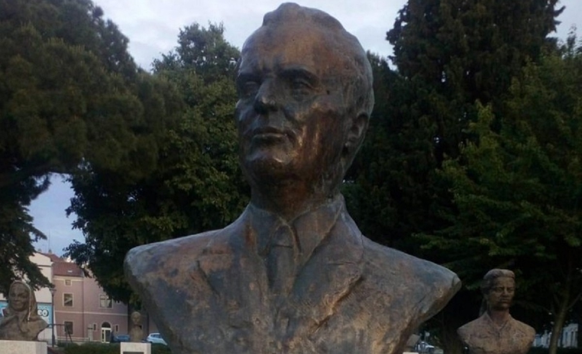 U Puli oštećen spomenik Titu