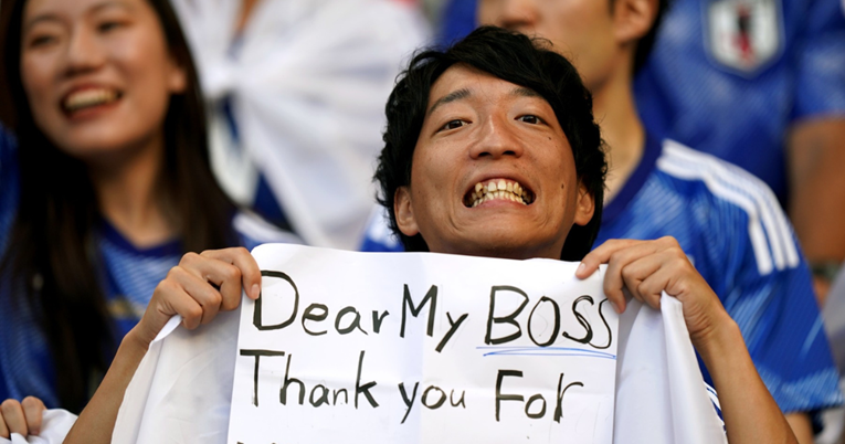 Japanac držao zanimljiv natpis na SP-u: "Dragi šefe, hvala za dva slobodna tjedna"