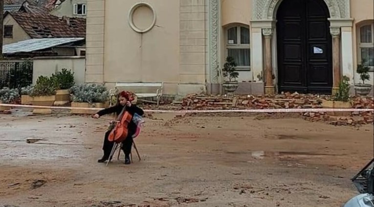 Djevojčica svirala ispred razrušene glazbene škole u Sisku: Ne želim da glazba utihne