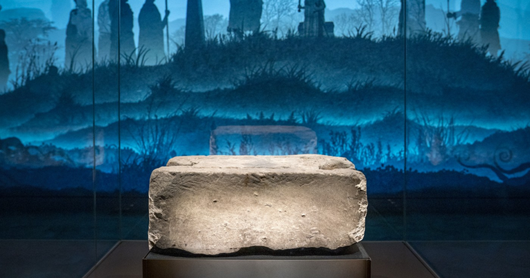 Australac razbio vitrinu u kojoj se nalazio 150 kg težak škotski Kamen sudbine