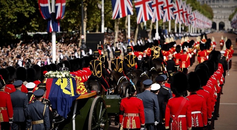 Britanci stoje u redu kako bi odali počast kraljici, stiglo ih je više stotina tisuća