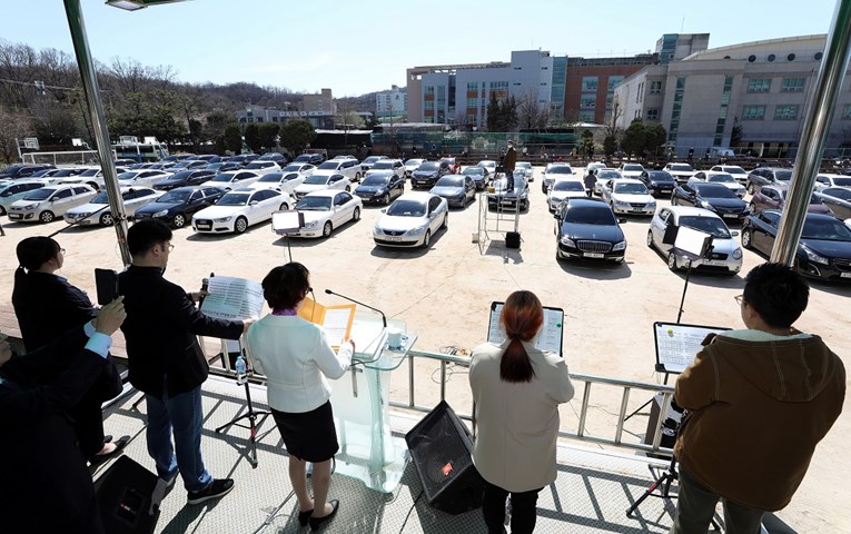U Južnoj Koreji zbog koronavirusa organiziraju drive-in mise
