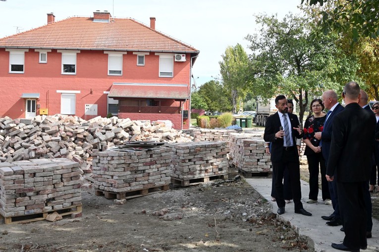 Bačić u Vukovaru uručio ključeve stanova deficitarnim kadrovima