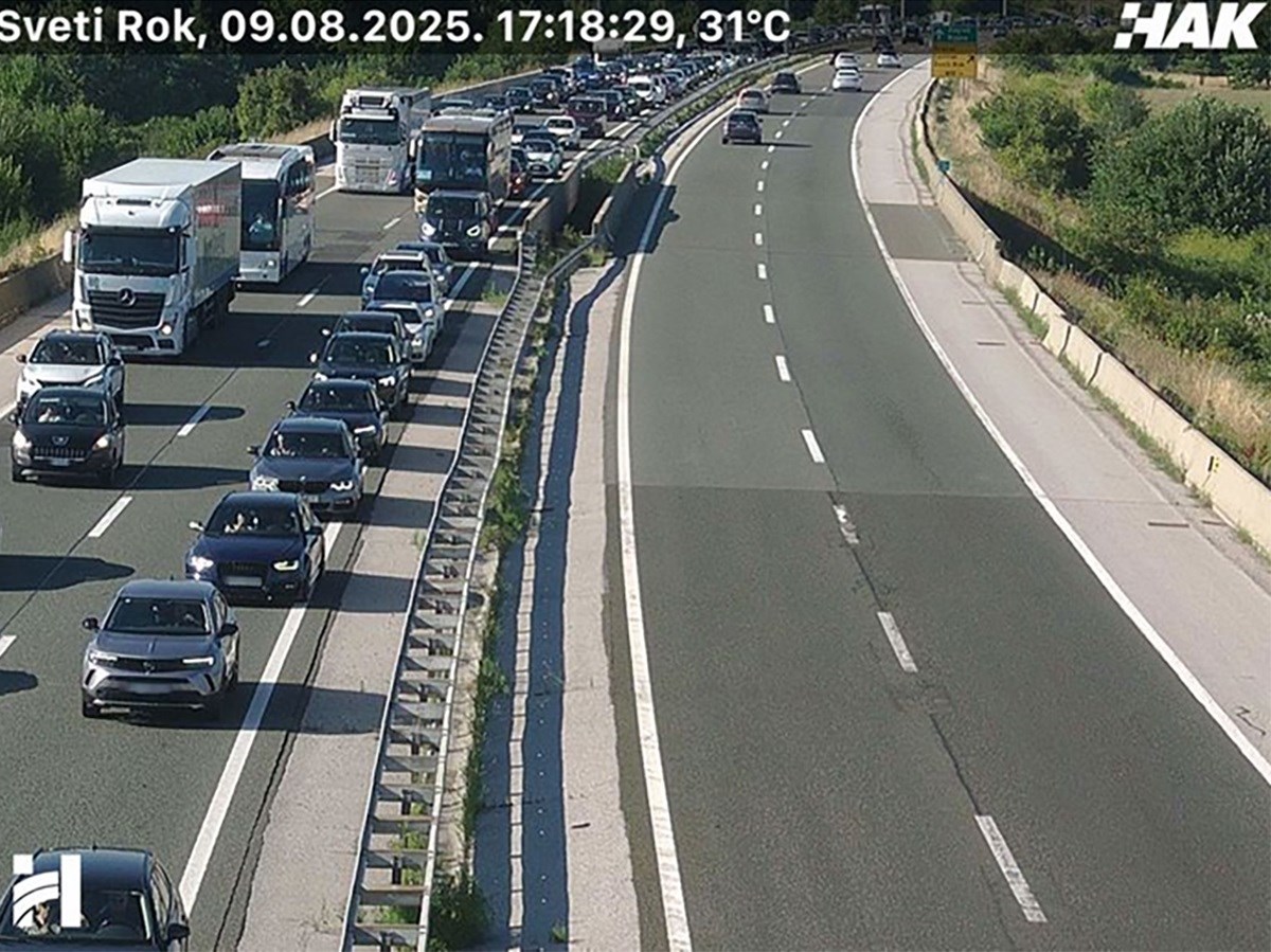 FOTO Velike gužve na autocestama: "Stojimo pred Svetim Rokom i ne mičemo se"