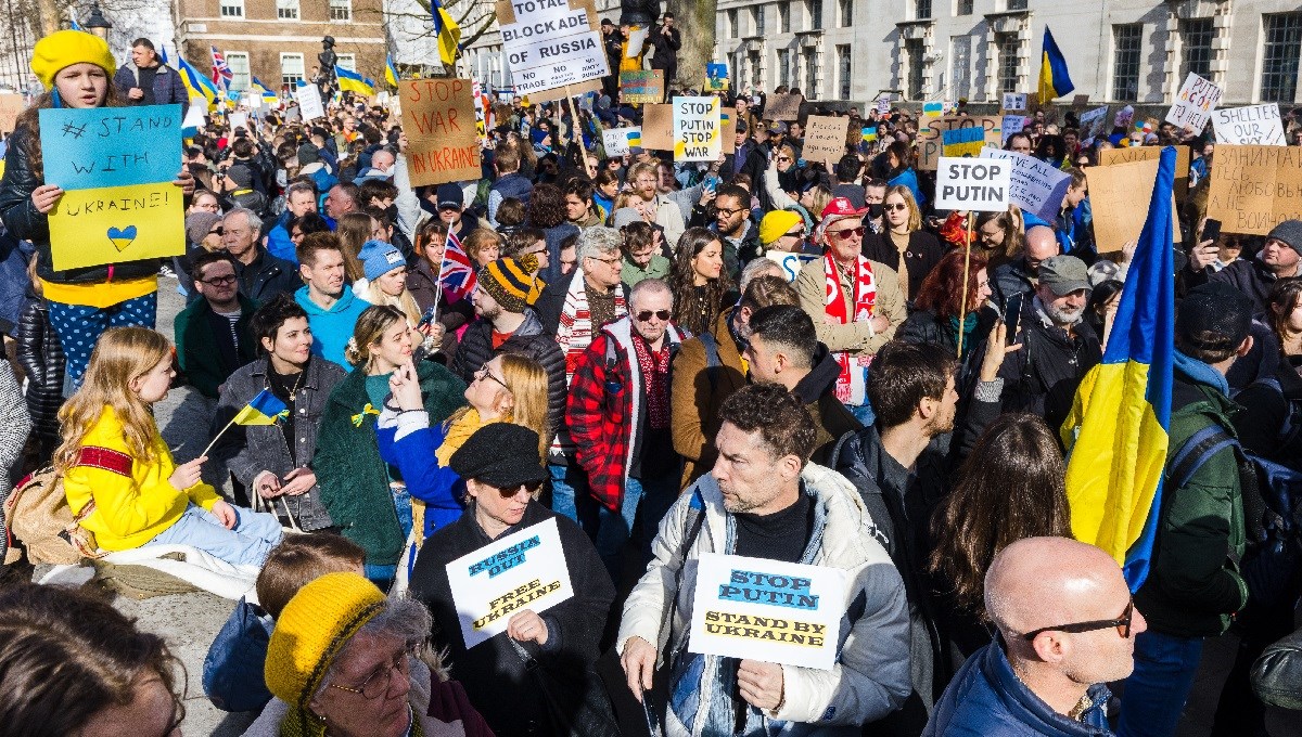 Prosvjedi u Londonu, rusko veleposlanstvo zasuto jajima