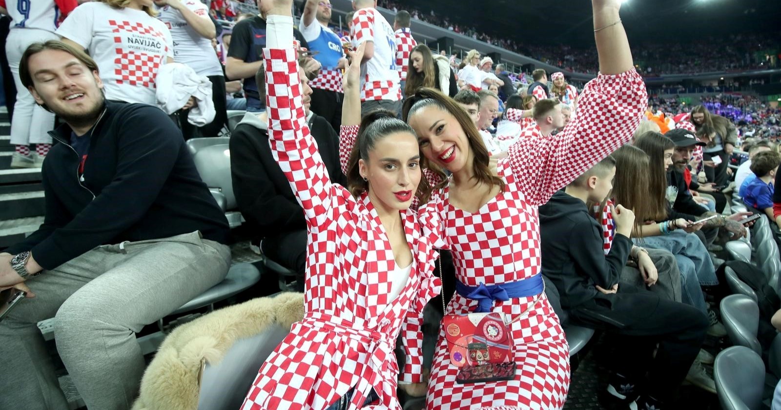 Cijele u kockicama: Cure u zanimljivim outfitima navijaju za hrvatske rukometaše