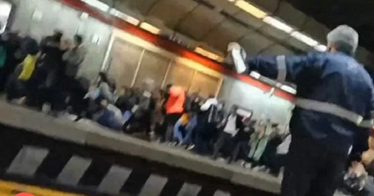 VIDEO Iranski policajci pucali u metrou punom ljudi i tukli žene u vlaku