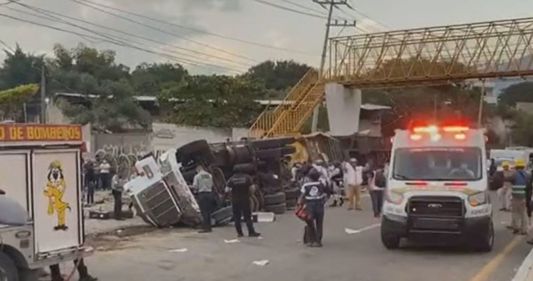 UZNEMIRUJUĆE Najmanje 54 mrtva u sudaru kamiona u Meksiku, među njima žene i djeca