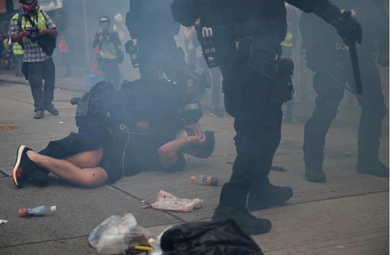 U Hong Kongu veliki prosvjed unatoč zabrani: Sukobili se prosvjednici i policija