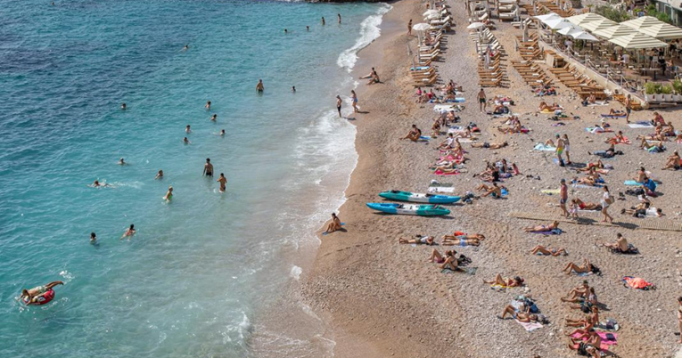 FOTO Kod vas pada kiša i zahladilo je? Pogledajte kako uživaju Dubrovčani