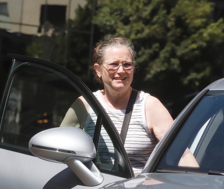Zvijezda 90-ih snimljena u rijetkom izlasku, uživa u mirovini daleko od Hollywooda