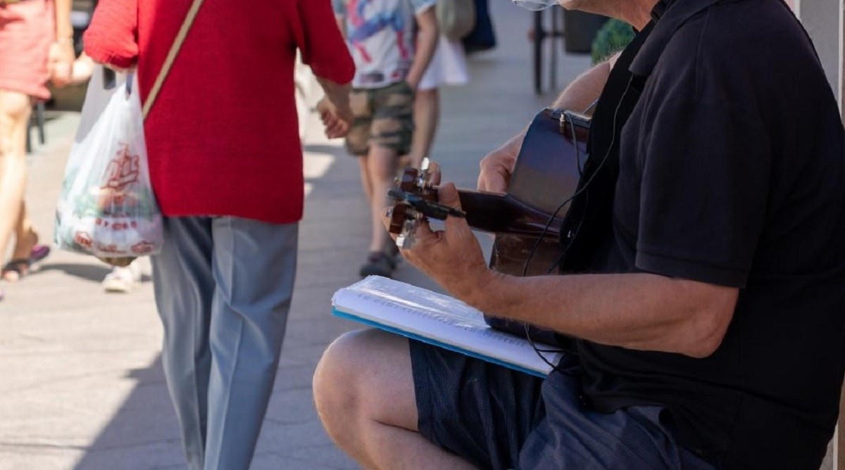 Ulični svirač u Puli privukao pažnju onim što je imao na glavi