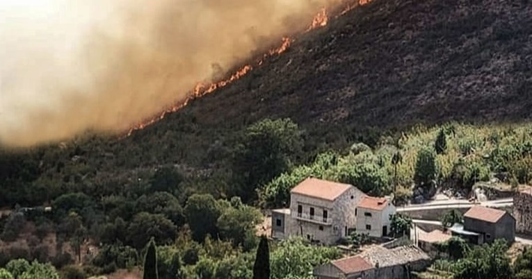 Buknuo požar kod Dubrovnika, gasi ga više od 60 vatrogasaca i 4 kanadera