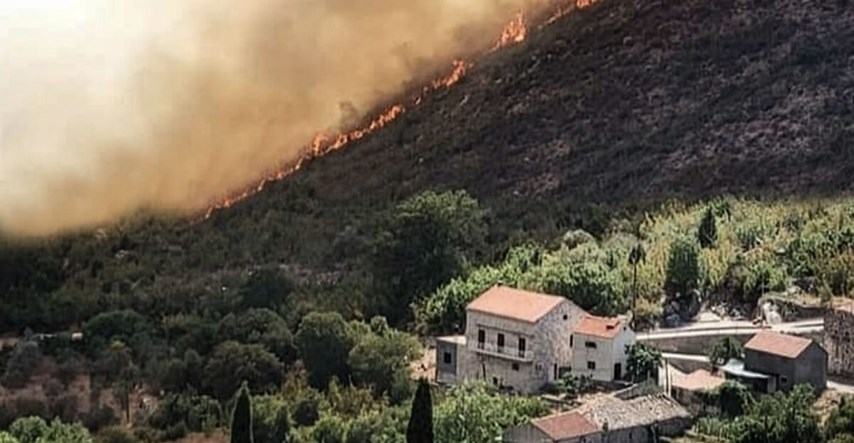 Buknuo požar kod Dubrovnika, gase ga 4 kanadera