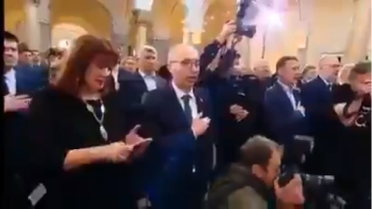 Dok HDZ-ovci u zanosu pjevaju himnu, Šuica tipka po mobitelu