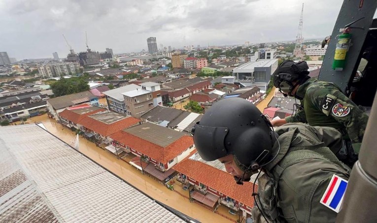 VIDEO Katastrofalne poplave na Tajlandu. "Ljudi su zarobljeni na krovovima"