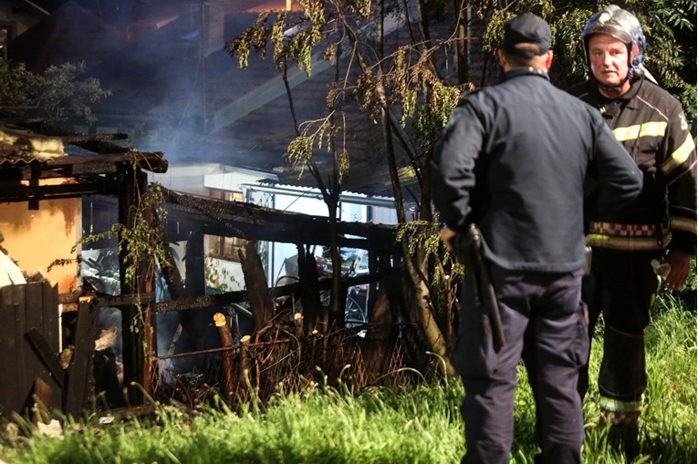 FOTO U Zagrebu kod NSK gorjela baraka, vatrogasci brzo ugasili požar