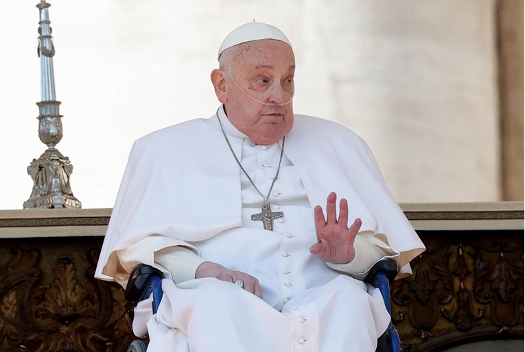 FOTO Papa se prvi put pojavio u javnosti nakon izlaska iz bolnice