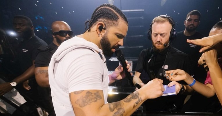 Drake prekinuo koncert kako bi ponudio da plati troškove bolesnoj djevojci iz publike