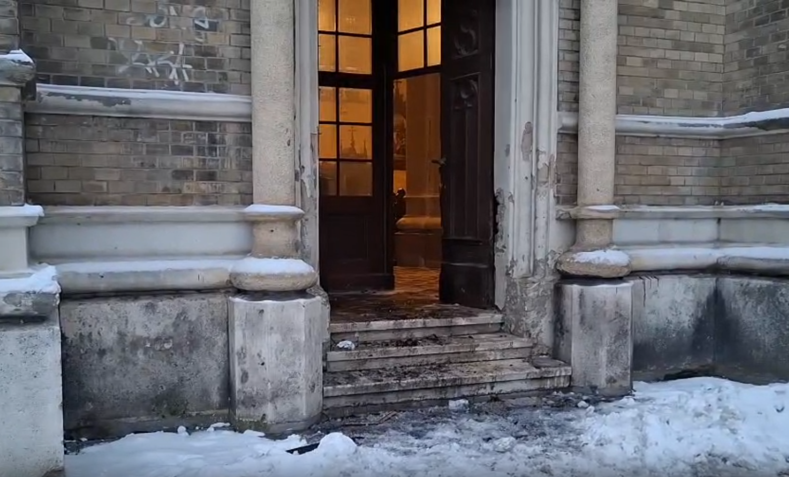 VIDEO Zapaljena vrata crkve u Novom Sadu. "Požar je najvjerojatnije podmetnut"