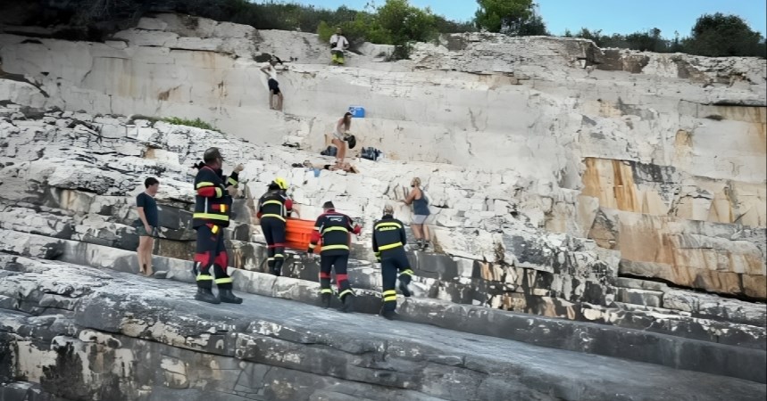 Talijan pao sa strme stijene kod Komiže, spašavali ga vatrogasci
