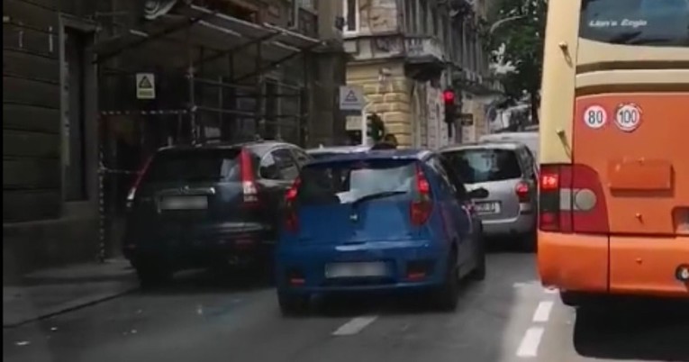 Fotka tipa iz Dalmacije koji čeka zeleno na semaforu nasmijala Fejs. Vidite li zašto?
