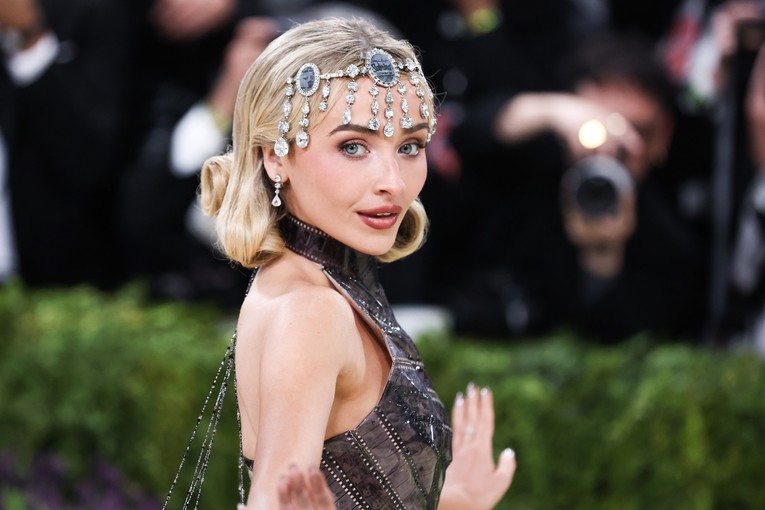 Sabrina Carpenter nastupila na Met Gali, na pozornicu je izvela posebnu gošću