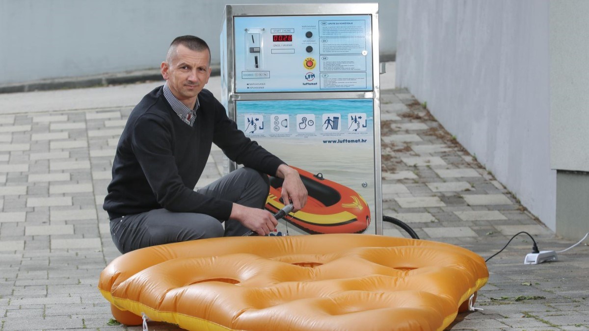 Luftomat: Svog flaminga za plažu možete napuhati u nekoliko minuta za par kuna