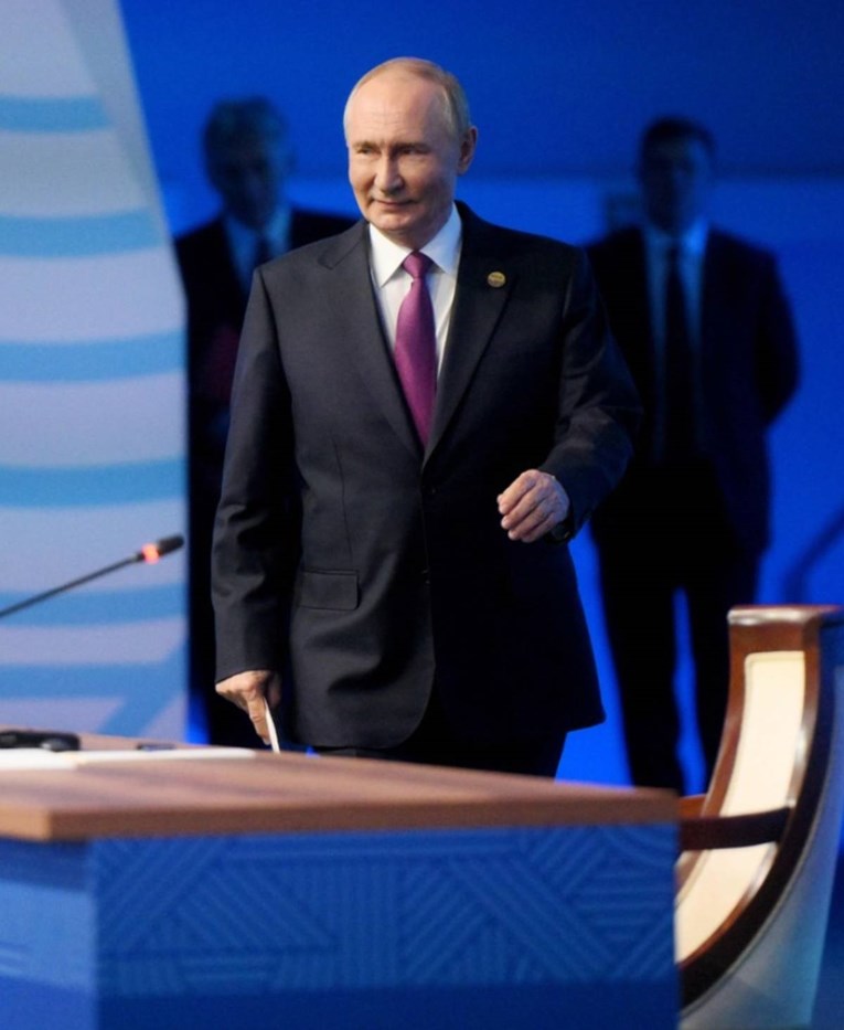 Neurolozi objasnili zašto Putin uvijek hoda s ukočenom desnom rukom 