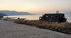Neobičan prizor u Splitu: Turisti na plažu parkirali oklopno vozilo