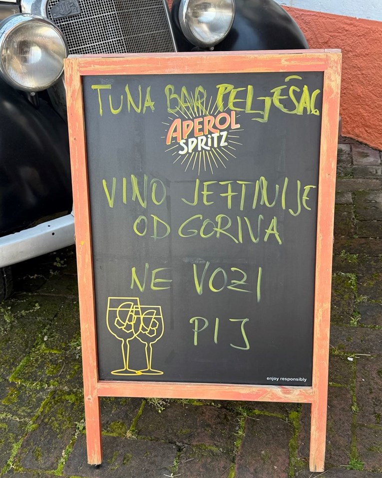 Ispred kafića na Pelješcu osvanula maštovita poruka o cijenama goriva