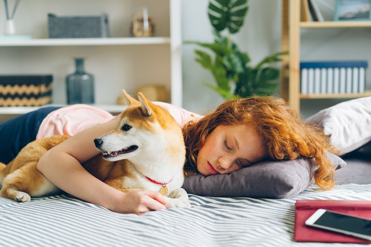 Znanost kaže da žene spavaju bolje kraj pasa nego kraj svojih partnera