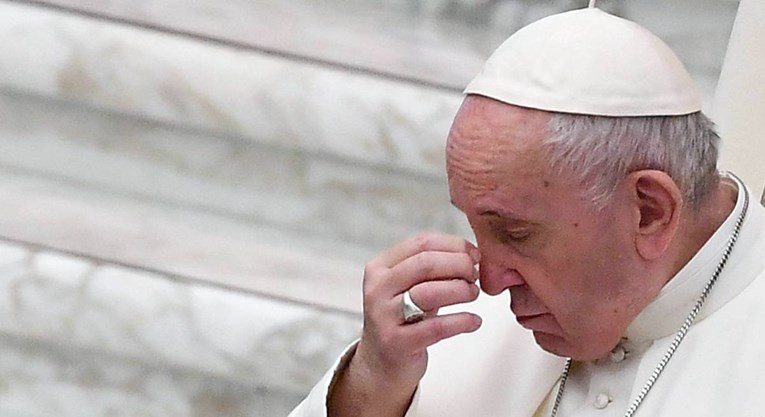 Papa Franjo: Zabrinut sam zbog mladih koji se nemaju hrabrosti vjenčati