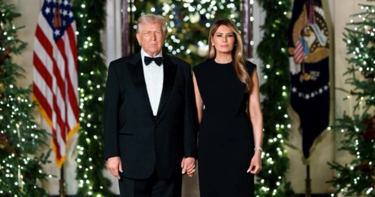 Božićni portret Trumpovih izazvao pomutnju zbog jednog detalja