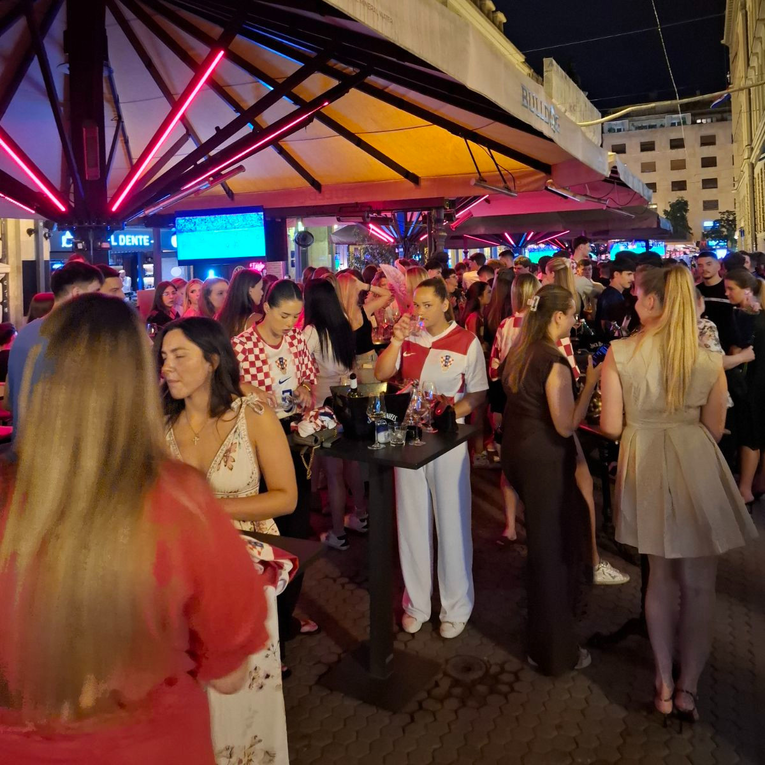 VIDEO Navijači okupirali kafiće u Bogovićevoj u Zagrebu, čekaju početak utakmice