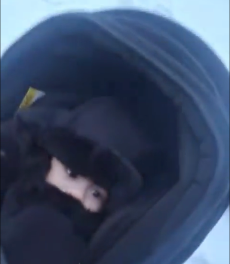 Jeziva snimka iz Ukrajine. Rusi napali putnički vlak, roditelji jedva spasili bebu 