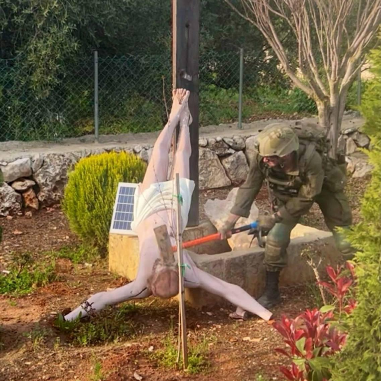FOTO Izraelski vojnik maljem razbio kip Isusa