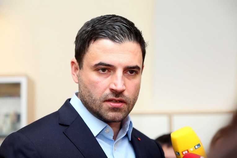 Bernardić: Građani žive u siromaštvu, a ministri su bogataši