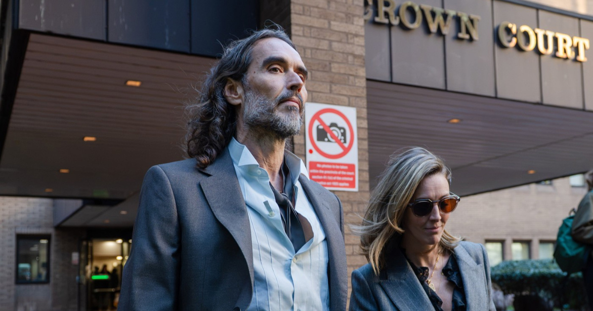 Russell Brand oslobođen jedne optužbe za bludne radnje