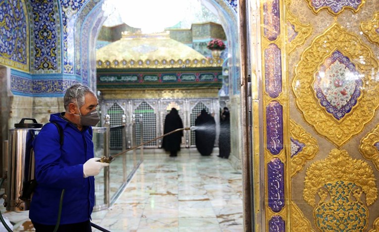Dva muškarca lizala svetišta u Iranu zbog koronavirusa. Čeka ih zatvor?
