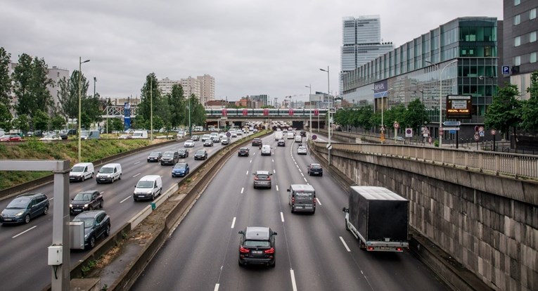 Bijes u Francuskoj zbog novog pravila na pariškoj obilaznici. "Ovo je križarski rat"