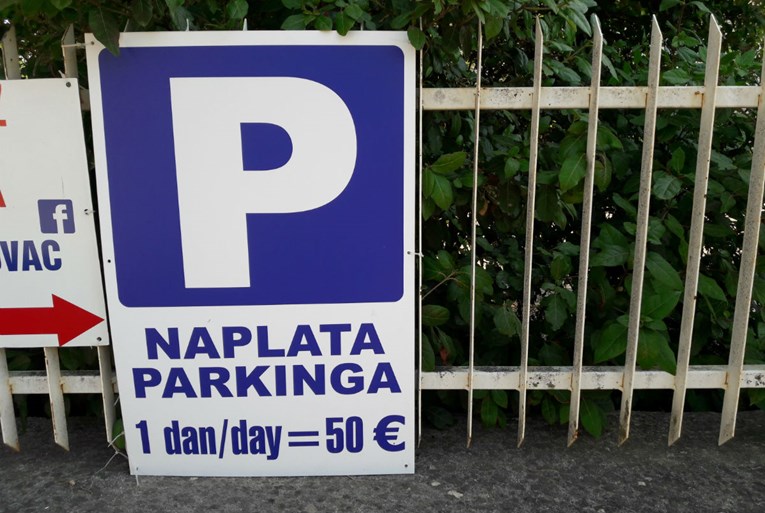 Cijena ovog parkinga u Pirovcu je 50€ po danu. Vlasnik: "Samo odvraćamo aute"
