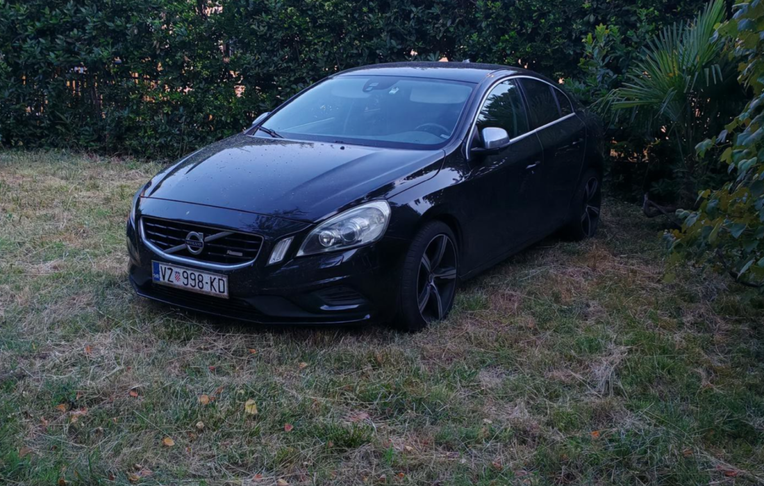 Ovaj Volvo S60 ima AWD, R-design i 2.4-litreni bi-turbo motor. Prodaje se za 13.500 €