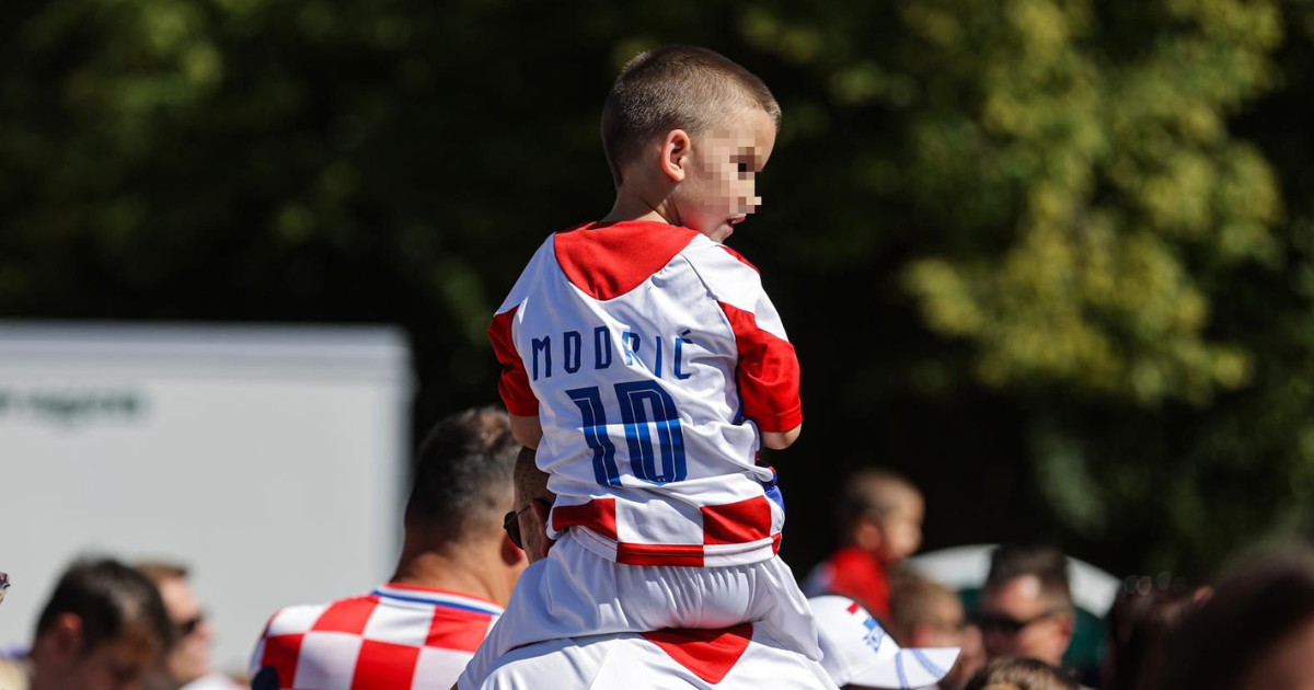 Ovaj dječak je privukao pažnju među tisućama navijača u Neuruppinu. Jasno je zašto