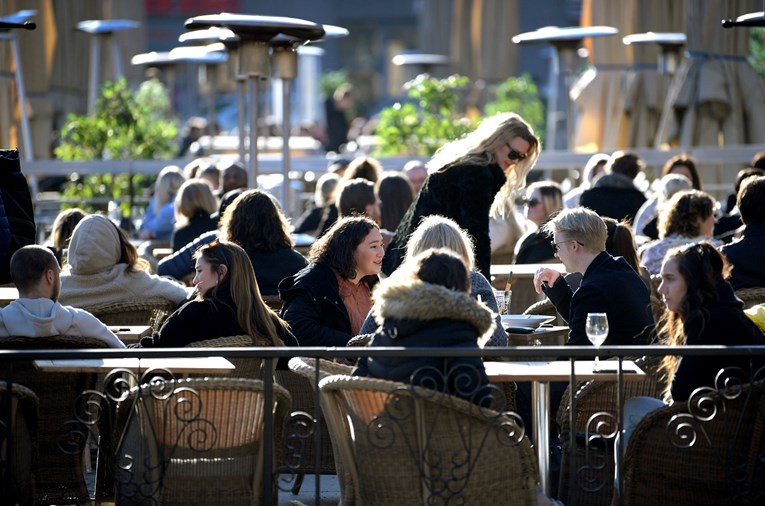 U Švedskoj kafići i restorani puni, škole rade. Epidemiolozi: Prijeti nam katastrofa