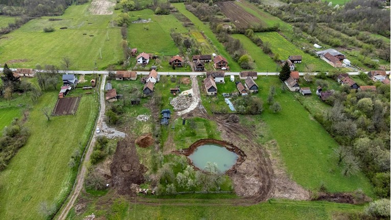 U Mečenčanima na Baniji otvorila se nova rupa u zemlji, pogledajte slike iz zraka