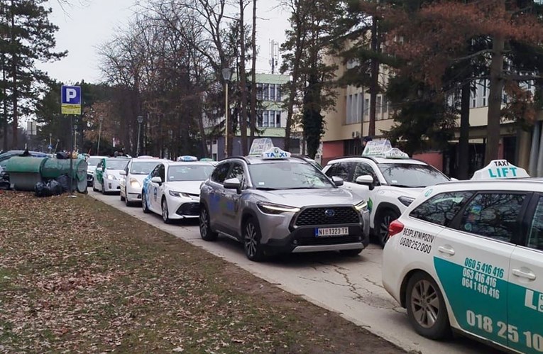 Stotine taksista vraćaju studente koji su tri dana pješačili na skup u Kragujevcu